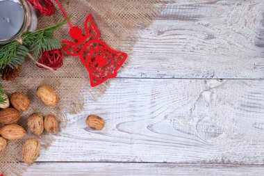 Gri ahşap arka plan üzerinde Noel kompozisyon