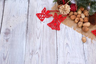 Gri ahşap arka plan üzerinde Noel kompozisyon