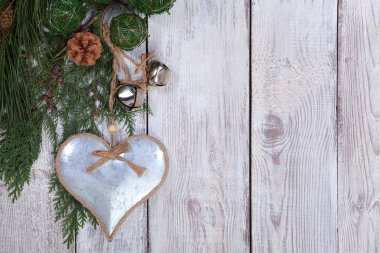 Gri ahşap arka plan üzerinde Noel kompozisyon