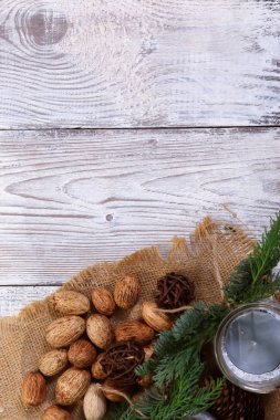 Gri ahşap arka plan üzerinde Noel kompozisyon