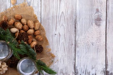 Gri ahşap arka plan üzerinde Noel kompozisyon