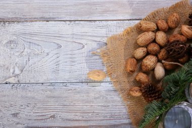 Gri ahşap arka plan üzerinde Noel kompozisyon