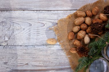 Gri ahşap arka plan üzerinde Noel kompozisyon