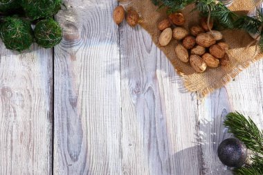 Gri ahşap arka plan üzerinde Noel kompozisyon