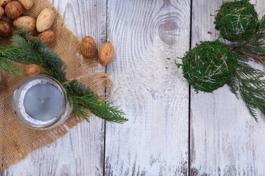 Gri ahşap arka plan üzerinde Noel kompozisyon