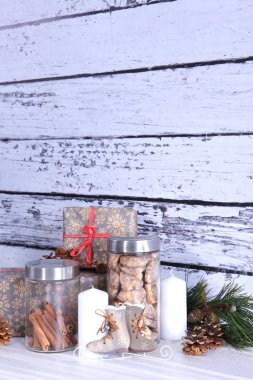 Gri ahşap arka plan üzerinde Noel kompozisyon