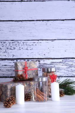 Gri ahşap arka plan üzerinde Noel kompozisyon