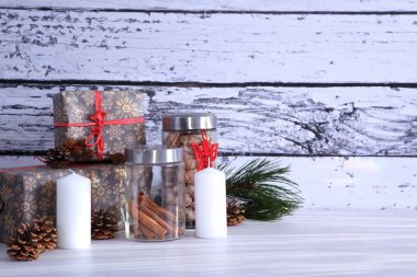 Ahşap arka plan üzerinde ev yapımı kurabiye ve süslemeleri kavanoz ile Noel vintage kompozisyon