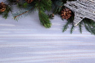 Beyaz ahşap zemin üzerinde Noel kompozisyon