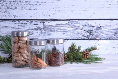 Gri ahşap arka plan üzerinde Noel kompozisyon