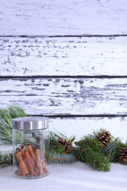 Gri ahşap arka plan üzerinde Noel kompozisyon