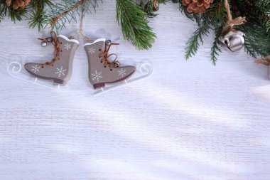 Beyaz ahşap zemin üzerinde Noel kompozisyon