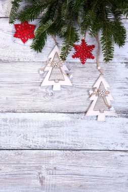 Gri ahşap arka plan üzerinde Noel kompozisyon