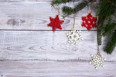 Gri ahşap arka plan üzerinde Noel kompozisyon