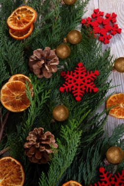 Bej ahşap arka plan üzerinde Noel ağacı dalı ve kurutulmuş portakal dilimleri ile Noel kompozisyon