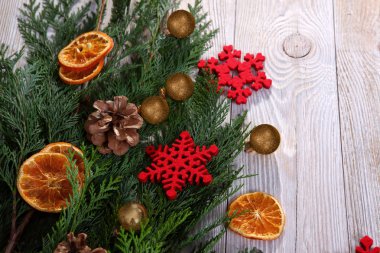 Bej ahşap arka plan üzerinde Noel ağacı dalı ve kurutulmuş portakal dilimleri ile Noel kompozisyon
