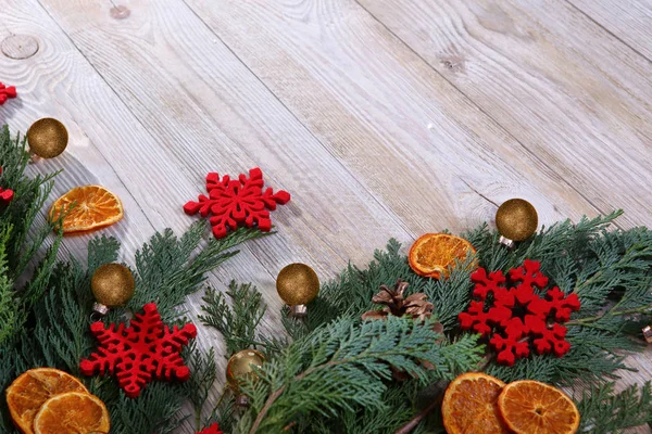 Composición Navideña Con Rama Árbol Navidad Rodajas Naranja Secas Sobre — Foto de Stock