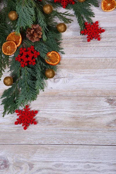 Weihnachtskomposition Mit Weihnachtsbaumzweig Und Getrockneten Orangenscheiben Auf Beigem Holzhintergrund — Stockfoto