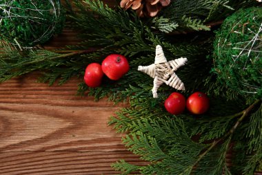 Kahverengi ahşap arka plan üzerinde Noel kompozisyon