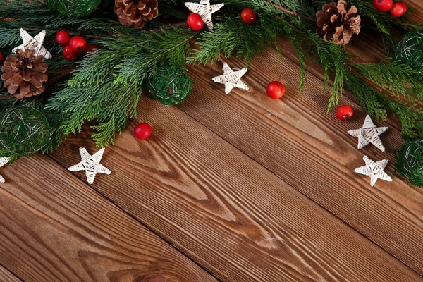 Weihnachtskomposition Auf Braunem Holzgrund — Stockfoto