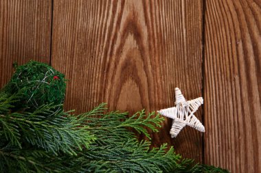 Kahverengi ahşap arka plan üzerinde Noel kompozisyon