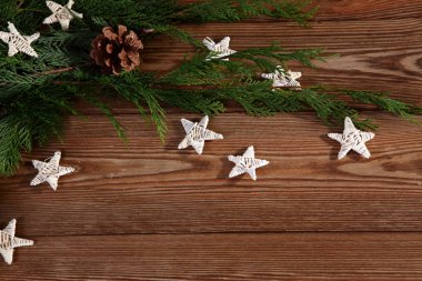 Kahverengi ahşap arka plan üzerinde Noel kompozisyon