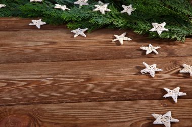 Kahverengi ahşap arka plan üzerinde Noel kompozisyon