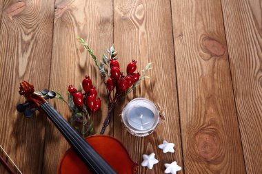 ahşap arka plan üzerinde klasik keman ve dekor ile kompozisyon 