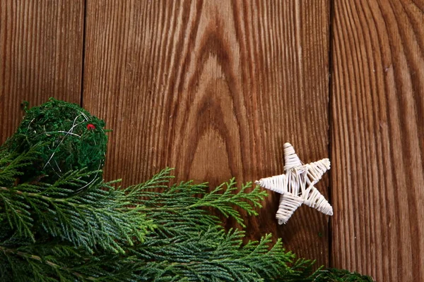 Weihnachtskomposition Auf Braunem Holzgrund — Stockfoto