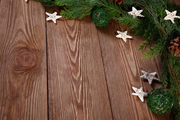 Weihnachtskomposition Auf Braunem Holzgrund — Stockfoto