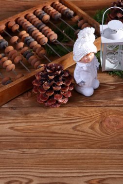 Oyuncaklar ile kahverengi ahşap arka plan üzerinde Noel vintage kompozisyon