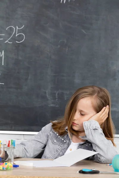 Een Jong Schoolmeisje Zit Klas Het Meisje Ondersteunt Haar Hoofd — Stockfoto