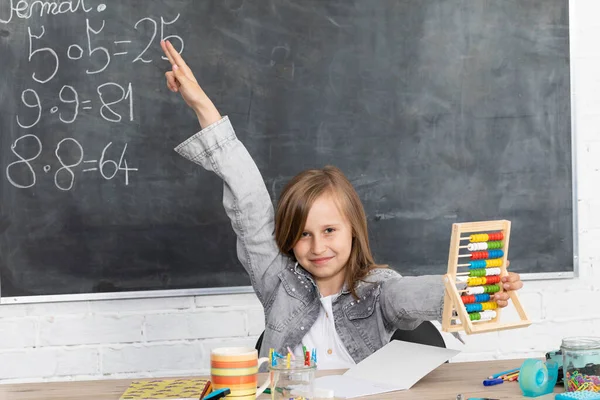 Het Meisje Stak Haar Hand Klas Student Kent Oplossing Van — Stockfoto