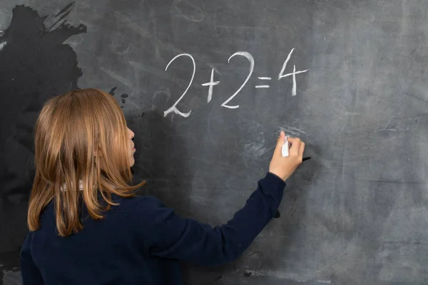 Hij Schrijft Het Schoolbord Met Krijt Wiskundeprobleem Een Meisje Het — Stockfoto