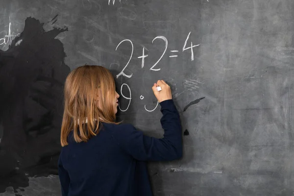 Écrit Sur Tableau Avec Craie Problème Mathématique Une Fille Tableau — Photo