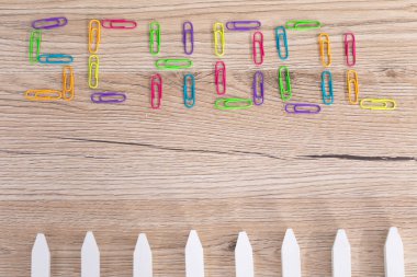 Renkli ofis ataçları. Yazı okulu. Beyazların tebeşiri. Ahşap okul bankı..