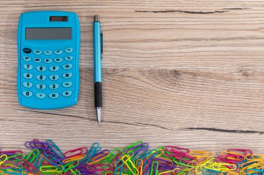 Ofis dekorasyonu ofis ataçlarından. Yeni bir işe başlamak için yeni bir hesap makinesi ve kalem.