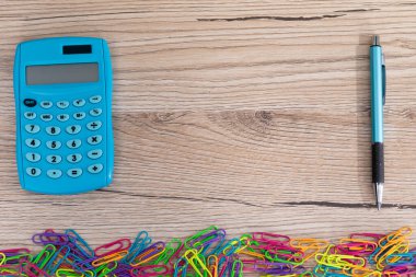 Ofis dekorasyonu ofis ataçlarından. Yeni bir işe başlamak için yeni bir hesap makinesi ve kalem.