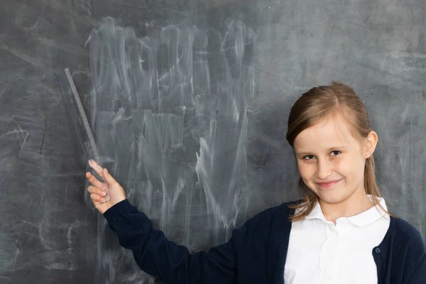 Een Meisje Staat Glimlachen Naar Een Schoolbord Wijst Naar Een — Stockfoto