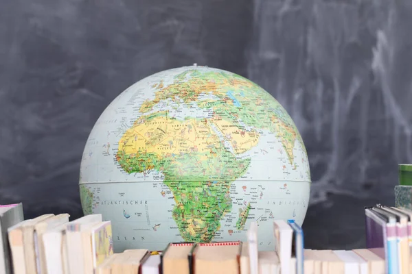 Cours Géographie Globe Parmi Grand Nombre Livres Scolaires — Photo