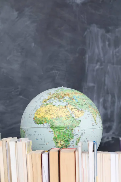 Aardrijkskundeles Een Wereldbol Tussen Een Groot Aantal Schoolboeken — Stockfoto