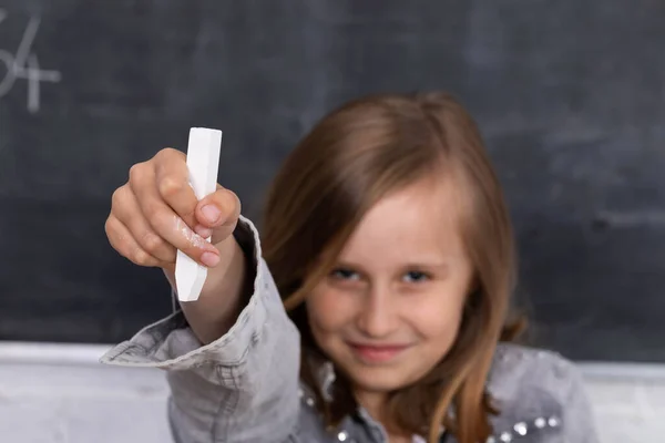 Ein Dringend Benötigtes Schulmädchen Meldet Sich Beim Vorstand Die Aufgabe — Stockfoto