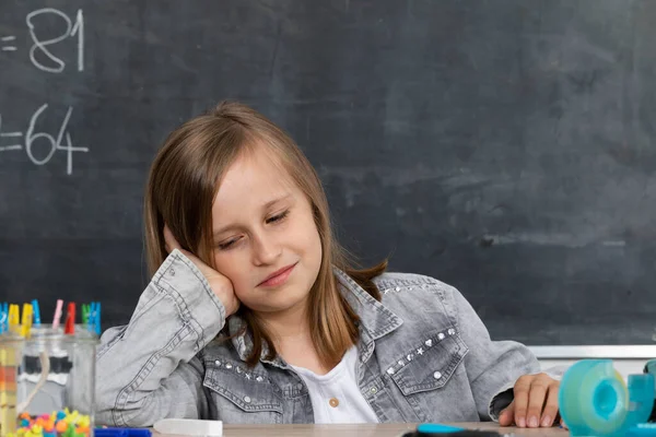 Een Moeilijke Taak School Het Schoolmeisje Denkt Juiste Oplossing Gedachten — Stockfoto