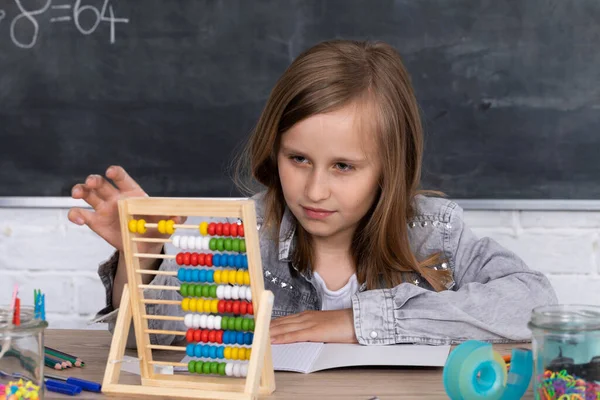 Abacus Voor Het Toevoegen Van Verschillende Nummers Het Meisje Bij — Stockfoto