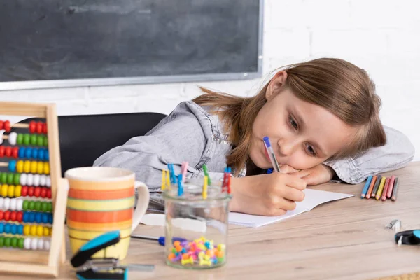 Het Schoolmeisje Lost Taak Het Meisje Schrijft Een Notitieboekje Met — Stockfoto