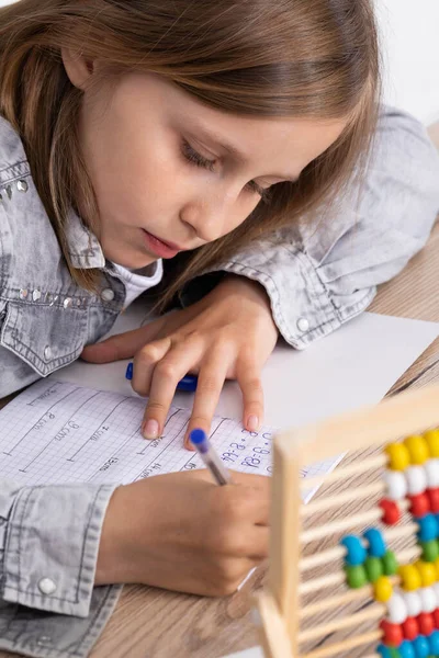Школьница Решает Задачу Девушка Пишет Блокноте Ручкой Начальная Школа — стоковое фото