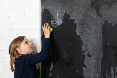 Okul yönetiminin ıslak süngeri için sınıftan bir kız atandı..