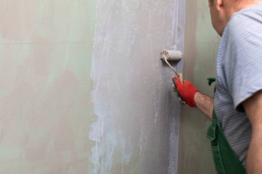 Banyo tadilatı. İnşaat işçisi. Mineral nem yalıtımı. İş sırasında..
