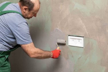 Banyo tadilatı. İnşaat işçisi. Mineral nem yalıtımı. İş sırasında..