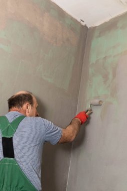 Banyo tadilatı. İnşaat işçisi. Mineral nem yalıtımı. İş sırasında..